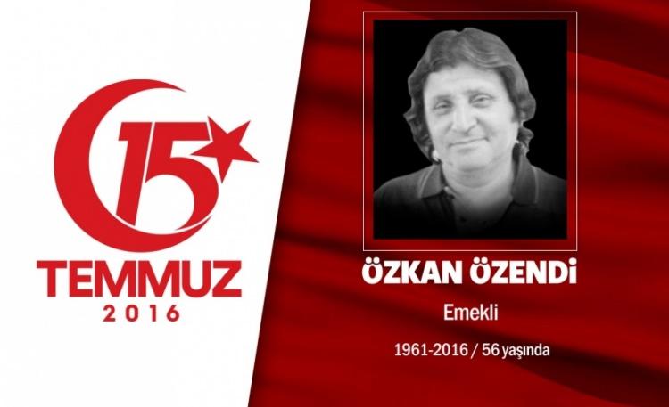 <p>1961 doğumlu Özkan Özendi, kamudan emekliydi. Özkan Özendi, evli ve 6 çocuk babasıydı. Sadece 3 ay önce ilk torununu kucağına aldı. 15 Temmuz gecesi hain darbecilerin şehit ettiği ilk sivillerden biri oldu. Genelkurmay Başkanlığı önündeki darbecilerin açtığı ateş sonrası şehadet şerbetini içti. şehit olduğunda elinde Türk bayrağı vardı.Şehit Özkan Özendi, Ankara'nın Yenimahalle ilçesi Karşıyaka Mezarlığında son yolculuğuna uğurlandı.</p>