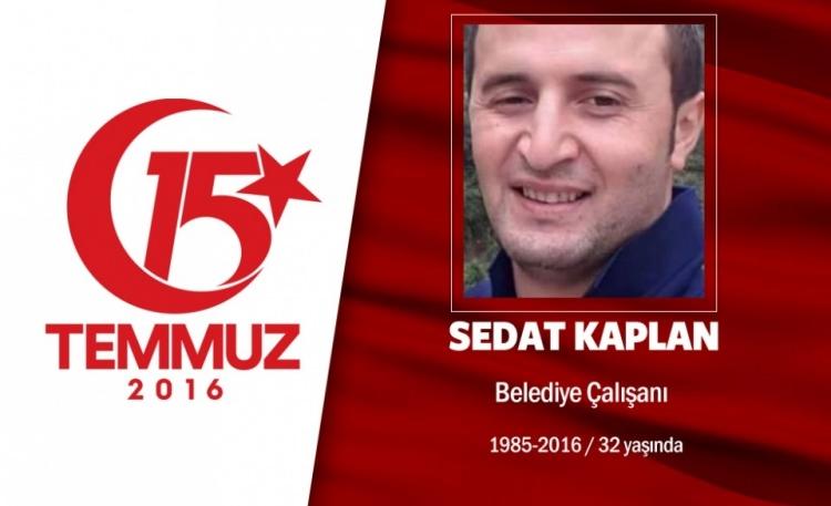 <p>Kanser tedavisi için geldi şehit düştü. 31 yaşındaki Sedat Kaplan aslında Trabzon'da yaşıyordu. 15 Temmuz’dan birkaç gün önce Trabzon’dan Ankara’ya kanser tedavisi için gelmişti. Sedat Kaplan darbe teşebbüsü sırasında AK Parti Ankara İl binası önünde darbeciler tarafından açılan ateş sonucu şehit oldu. Şehidin adının Trabzon'un Yomra ilçesindeki bir caddeye verilmesi kararı alındı. Baba Kaplan, oğlunun o gece otelinden adeta kaçarak AK Parti İl Başkanlığı önüne gittiğini öğrendiklerini belirterek “Kaldığı oteldeki güvenlik çıkarmamış. O otelden kaçmış gitmiş” dedi. Kaplan, Trabzon'un Yomra ilçesinde son yolculuğuna uğurlandı.</p>
