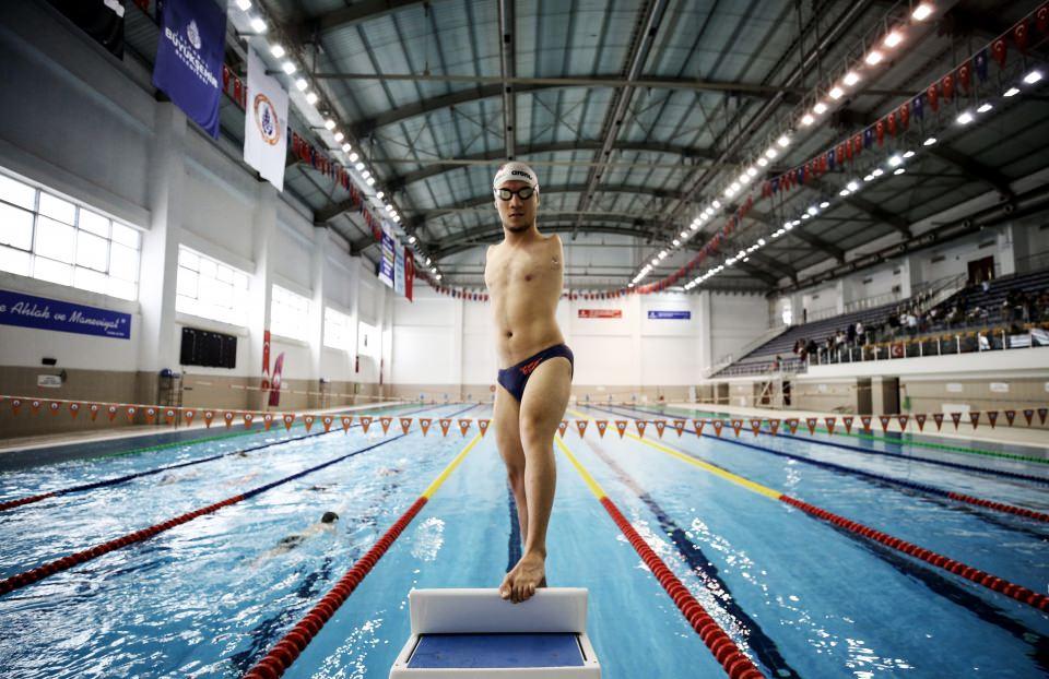 <p>Dünya şampiyonu milli paralimpik yüzücü Beytullah Eroğlu, İstanbul Üniversitesi Spor Bilimleri Fakültesini üstün başarı ile bitirdi.</p>
