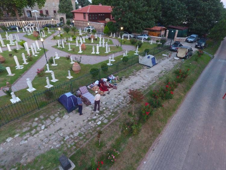 <p>İzmirli Osman Tutuş ise gökyüzünü izleyerek uymanın zevkinin hiçbir şeyde olmadığını belirterek, "Kırkpınar'a gelince açık havada kalmak istiyoruz. Hep kapalı yer olmaz. Otel mi yok, var dolu ama açık havada yatmak daha rahat oluyor serin havada. Bu bizde bir alışkanlık haline geldi." ifadelerini kullandı.</p>