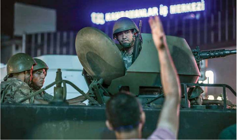 <p>Ankara Kızılay Meydanı’nda askeri kalkışmayı protesto etmek için toplanan ve üzerlerine ateş açılan vatandaşların tepkisi.</p>
