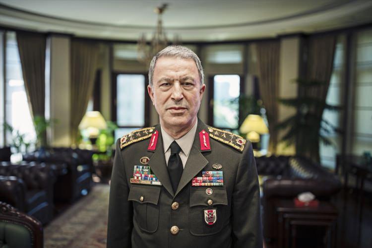 <p><strong>HULUSİ AKAR 2015’TE GENELKURMAY BAŞKANI OLDU</strong></p>
<p>Akar’ın general rütbesindeki ilk görev yeri, Tunceli’nin Hozat ilçesiydi.</p>