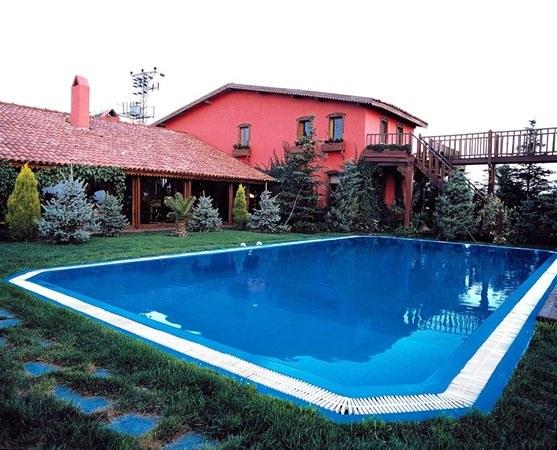 <p>Çiftlik evinin arka bahçesinde yer alan yüzme havuzu. </p>
<p> </p>