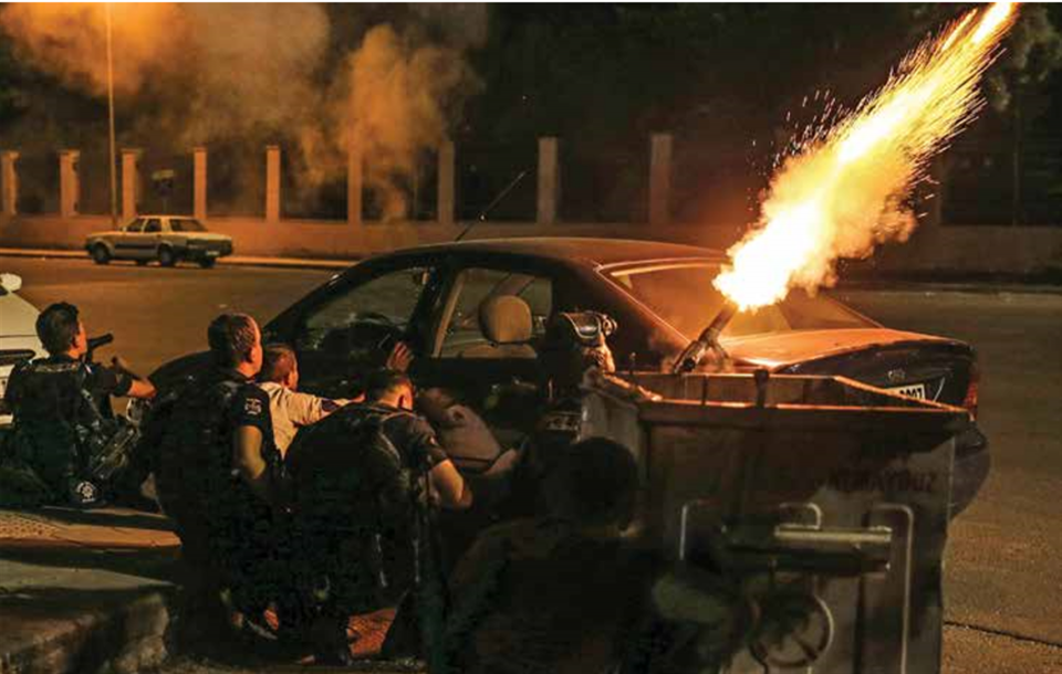 <p>Milli Savunma Bakanlığı'nda bulunan darbecilere müdahalede bulunan emniyet güçleri, ateş eden askerlerin bulunduğu noktalara biber gazı kapsülleri fırlattı.</p>
