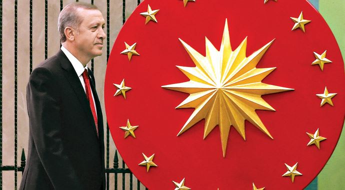 <p>Bugün TBMM’de tarihî bir gün yaşanacak. Cumhurbaşkanı Recep Tayyip Erdoğan, TBMM’de yemin ederek yeni sistemin “ilk başkanı” olarak görevine başlayacak.<br />
<br />
<strong>KÜLLİYE’DE GÖRKEMLİ TÖREN</strong><br />
<br />
Anıtkabir ziyaretinin ardından akşam Cumhurbaşkanlığı Hükûmet Sistemi’ne geçişe özel Külliye’de görkemli bir tören düzenlenecek. Tören için 22 ülkenin Cumhurbaşkanı ile 17 Başbakanı Ankara’da olurken; Cumhurbaşkanı Yardımcısı, Meclis Başkanı düzeyinde de katılım bekleniyor.</p>

<p><em>Külliye'deki törene katılacak liderlerden bazıları şöyle...</em></p>

<p> </p>
