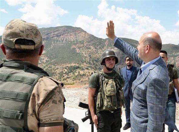 <p>İçişleri Bakanı Süleyman Soylu, Elazığ'da Jandarma Taktik İHA Komutanlığını ziyaretin ardından helikopterle Tunceli'nin Pülümür yolu üzerinde bulunan ve son 1 ayda 18 teröristin etkisiz hale getirildiği Sargir tepesine gitti.</p>

