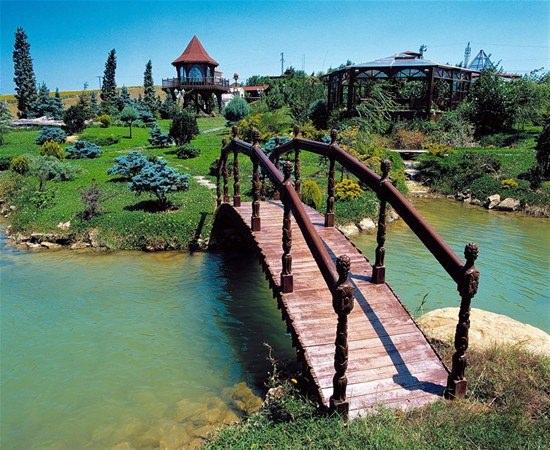 <p>Gölün üzerindeki adacıklara giden ahşap çiçek oymalı köprü.</p>

<p> </p>
