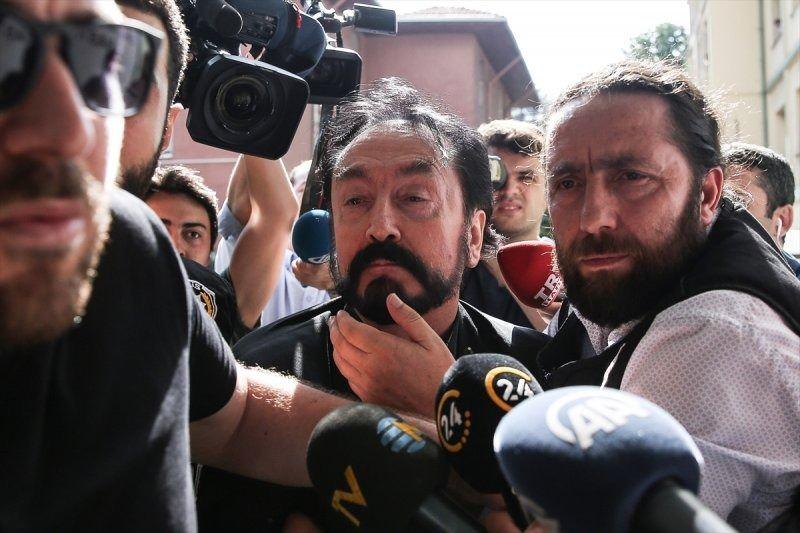 <p>Adnan Oktar grubuna yönelik İstanbul Emniyeti'nin başlattığı operasyon, ilginç detayları ortaya çıkarttı.</p>

