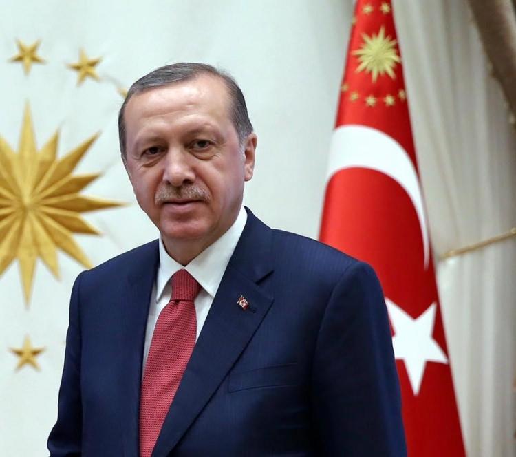 <p>Yeni sistemin ilk kabinesini Başkan Recep Tayyip Erdoğan, Beştepe'deki Külliye'de açıkladı. Yeni kabinede sürpriz isimler yer aldı. İşte yeni sistemin ilk kabinesi...</p>

<p>Türkiye Cumhuriyeti Başkanı Recep Tayyip Erdoğan</p>

<p> </p>
