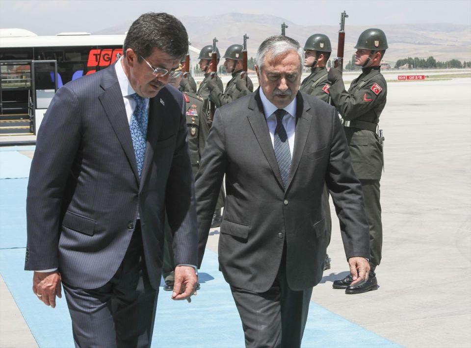 <p>"Cumhurbaşkanlığı Göreve Başlama Töreni"ne katılacak konuklar, Ankara'ya gelmeye devam ediyor. Kuzey Kıbrıs Türk Cumhuriyeti (KKTC) Cumhurbaşkanı Mustafa Akıncı, törene katılmak için Ankara'ya geldi. Akıncı'yı Ekonomi Bakanı Nihat Zeybekci askeri törenle karşıladı.</p>
<p> </p>