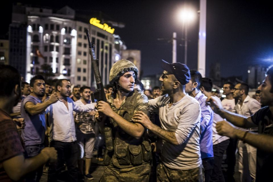 <p>İstanbul Taksim Meydanı'nda toplanan vatandaşlar, Fethullahçı Terör Örgütü'nün (FETÖ) darbe girişimine tepki gösterdi.</p>
