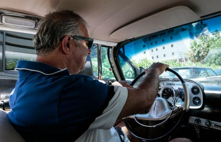 <p>Otomobili 5 yıldır koleksiyonunda sergilediğini dile getiren Akarsu, "1957 model, 8 silindirli, otomatik vites. Şanzımanı tuşlarla hareket ediyor. Dört kapı, direksiz. Bu özellikleriyle Türkiye'de envanterlerde tek görülüyor. Kondisyon bakımından da üst düzey." bilgisini aktardı. </p>
<p> </p>