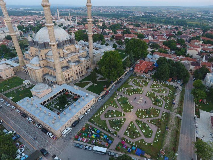 <p>Yarım asırdır çadırda yatıp, sonra da güreşleri izlediğini ve yattığı yeri yıldızlı otellere değişmeyeceği söyleyen Ayçiçek, "50 senedir gelirim, her geldiğimde de böyle dışarıda yatarım. Yalnız bu gece çok sinek yedi bizi. Eskiden ilaçlıyorlardı, ilaçlamadılar mı bilemiyorum. Dışarıda kalmak serin ve rahat oluyor." değerlendirmesini yaptı.</p>