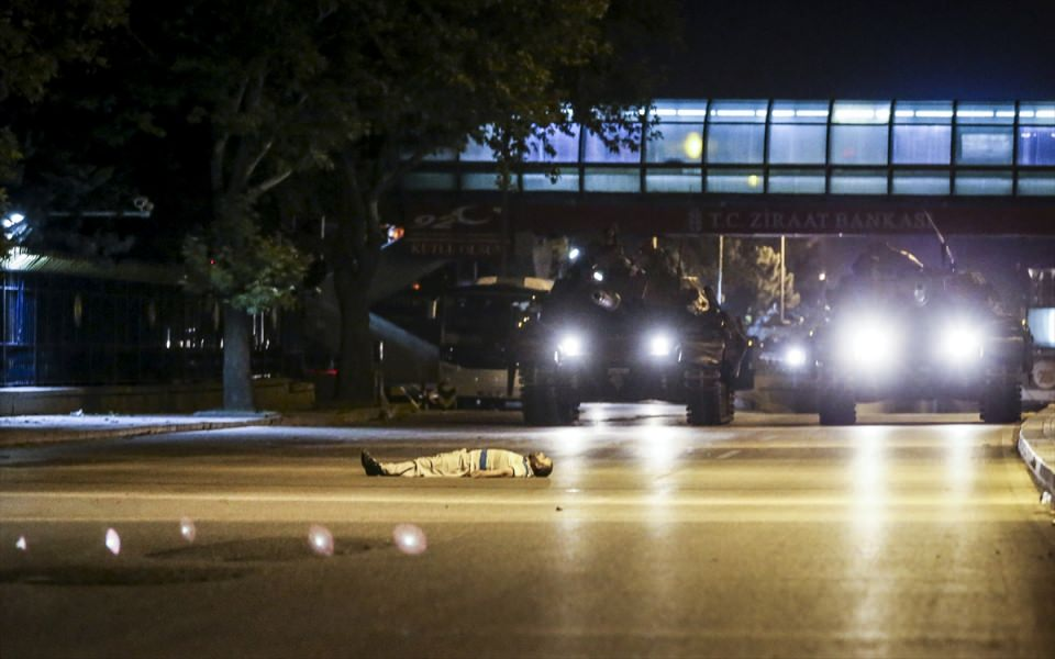 <p>Ankara'da Fethullahçı Terör Örgütü'nün (FETÖ) darbe girişimine tepki gösteren vatandaşlar, meydanlardan geçmekte olan tankların önüne yattı.</p>
