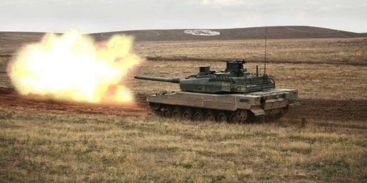 <p>Altay'da, her çeşit tehdide karşı tankı korumak üzere tasarlanan modüler kompozit zırhlar ve mürettebatın kimyasal, biyolojik, radyoaktif ve nükleer tehditlerin olduğu ortamlarda görevlerini gerçekleştirmesine imkan sağlayan yardımcı sistemler de var.</p>
<p> </p>