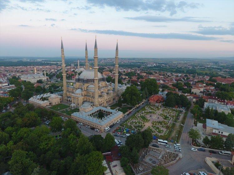 <p>Yanlarında getirdikleri malzemelerle kahvaltı hazırlayıp çay demleyen güreşseverler, daha sonra battaniyelerini toplayarak müsabakaların yapılacağı Kırkpınar Er Meydanı'na doğru yol aldı.</p>