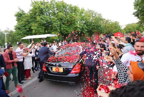 <p>Cumhurbaşkanlığı Hükümet Sistemi'nin ilk Başkan Recep Tayyip Erdoğan, TBMM'ye gelişinde çiçeklerle karşılandı.</p>

<p>Yemin etmek için TBMM'ye gelen Cumhurbaşaknı Recep Tayyip Erdoğan, TBMM yolunda makam aracına atılan çiçekler neredeyse aracın tamamını kapladı.</p>
