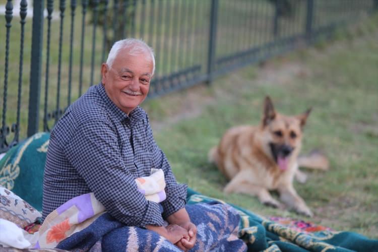 <p>Her geldiğinde dışarıda yattığını dile getiren Ebcenler, şöyle konuştu:</p>
<p>"Rahatız, huzurluyuz burada. Teşekkür ederiz Edirne Belediyesine, Edirne emniyetine. Hiçbir derdimiz, hiçbir sıkıntımız olmuyor. Ne rahatsız ediyorlar burada ne de hırsızlıklar oluyor. Allah razı olsun rahat ve huzurlu bir şekilde burada kalıyoruz. Hava da güzel. Böyle dışarıda yatmaktan da zevk alıyoruz. Zaten biz köylüyüz. Yağlı güreşleri de seviyoruz. Burada herhangi bir ücret vermiyoruz."</p>