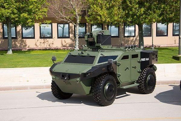 <p><strong>PARS 4X4</strong></p>
<p>İleri gözetleme, anti- tank ve komuta kontrol gibi özel maksatlı görevleri yerine getirmek üzere tasarlanmış bir araçtır.</p>
<p>Araç tüm operasyonel gereksinimlere cevap verecek şekilde kurgulanmıştır. </p>