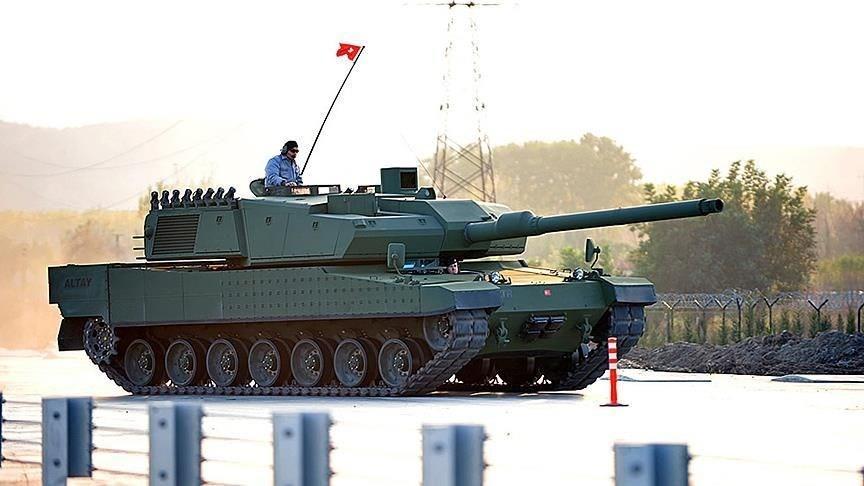 <p>Ana silah ve yardımcı silahların kontrol edilebilmesi adına Altay’a yeni nesil atış kontrol sistemi entegre etme çalışmaları ise devam ediyor.</p>
<p>Bu sistem sayesinde Altay, hareket halindeki hedefleri dahi son derece yüksek isabet oranıyla vurabillecek.</p>