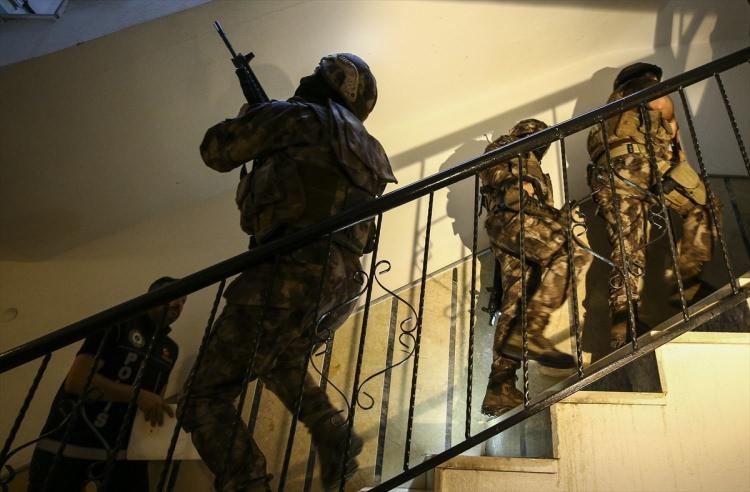 <div>Uyuşturucu satıcılarının hedefindeki çocuklara ve gençlere "kalkan" olmak amacıyla gerçekleştirilen operasyonun adı 15 Temmuz darbe girişiminde Ankara Emniyet Müdürlüğü önünde şehit edilen polis memuru Hüseyin Kalkan'a atfedildi.</div>
<div> </div>
