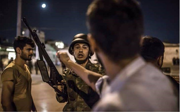 <p>İstanbul Taksim Meydanı'nda toplanan vatandaşların İstanbul ve Ankara'daki darbe girişimine yoğun tepki gösterdi.</p>
