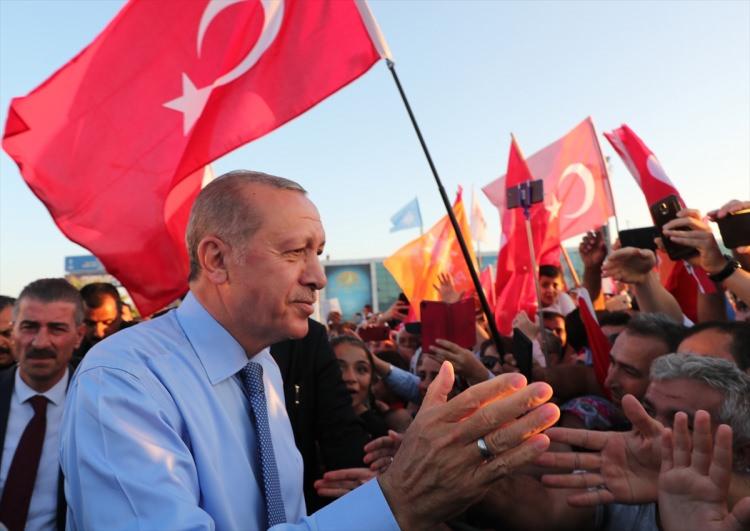 <p>Başkan Recep Tayyip Erdoğan, ilk yurtdışı ziyaretini Azerbaycan'a yaptıktan sonra ikinci durağı olan Kuzey Kıbrıs Türk Cumhuriyeti'ne geçti.</p>

