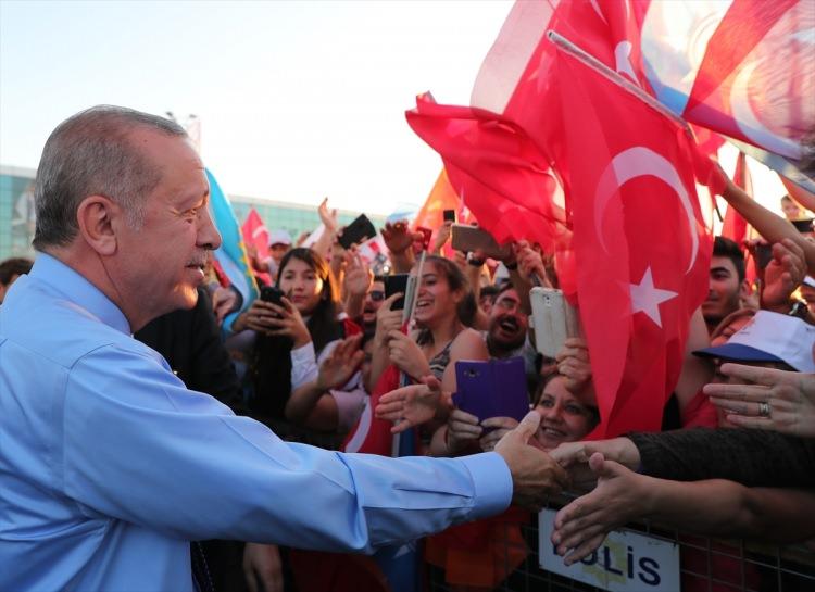<p>Başkan Erdoğan KKTC’ye düzenlediği ziyaret kapsamında başkent Lefkoşa’daki Ercan Uluslararası Havalimanı’nda resmi tören ile karşılandı. </p>
