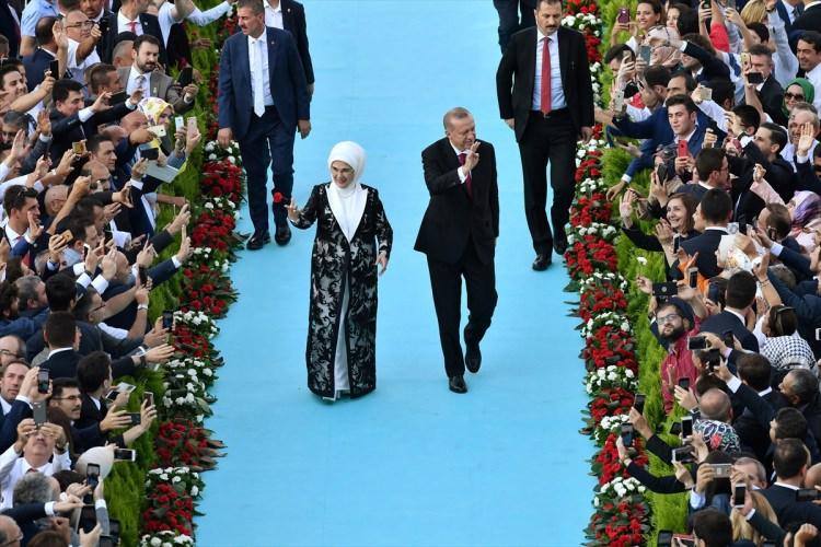 <p>Başkan Erdoğan'ın Beştepe'deki Başkanlık Külliyesinde düzenlenen Göreve Başlama Töreni renkli görüntülere sahne oldu. Birbirinden ilginç isimler külliyenin bahçesindeki tören alanındaydı.</p>
