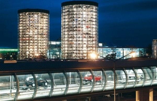 <p>60 metre y&uuml;ksekliğindeki iki kule fabrikaya 700 metre uzunluğundaki yer altı t&uuml;neli ile bağlı , saniyede 1,5 metre hızıyla fabrikadan kuleye taşınan ara&ccedil;lar burda depolanıyor.&nbsp;</p>
