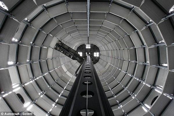 <p>Ara&ccedil;lar robot bir kol ile t&uuml;nelin ucundan alınıyor ve yine mekatronik &uuml;nitenin belirlediği yerde muhafaza ediliyor.&nbsp;</p>
