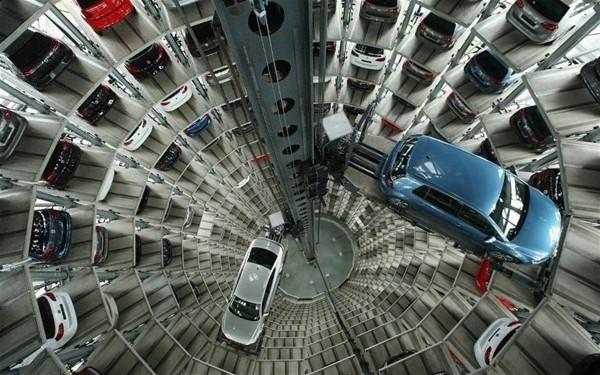 <p>Otoparkın i&ccedil;inde hareket eden tek şey ise sadece bu mekatronik &uuml;nitenin kontol ettiği robot kol.&nbsp;</p>
