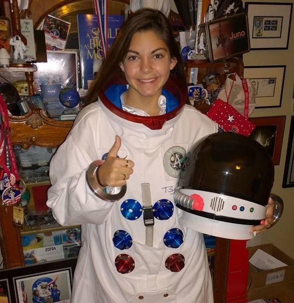 <p>Alyssa Carson, henüz çok genç yaşında olmasına rağmen eğitimli bir astronot. Bu cesur gencin, önümüzdeki yıllarda Mars’a giden ilk insan olması bekleniyor. 11 yaşından beri eğitim alan Carson, gitmeye hazır olduğunu düşünüyor.</p>