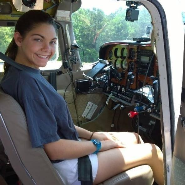 <p>Eğitimleri neredeyse bitmek üzere olan Alyssa Carson, 18 yaşına geldiğinde resmen bir astronot olacak. Yıllardır aldığı eğitimler onu en bilgili astronotlar arasına girmesini sağlayacak. 32 yaşında Mars’a gidecek ve belki 2-3 yıl kalıp dönecek belki hiç dönmeyecek.</p>