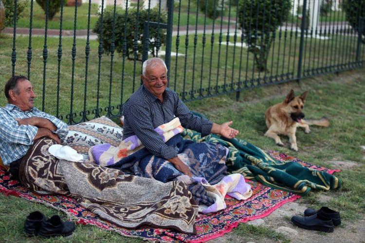 <p>Balıkesir'den gelen Cemalettin Ayçiçek de yağlı güreş sevdalılarının her yıl Kırkpınar'da bir araya geldiğini belirtti.</p>