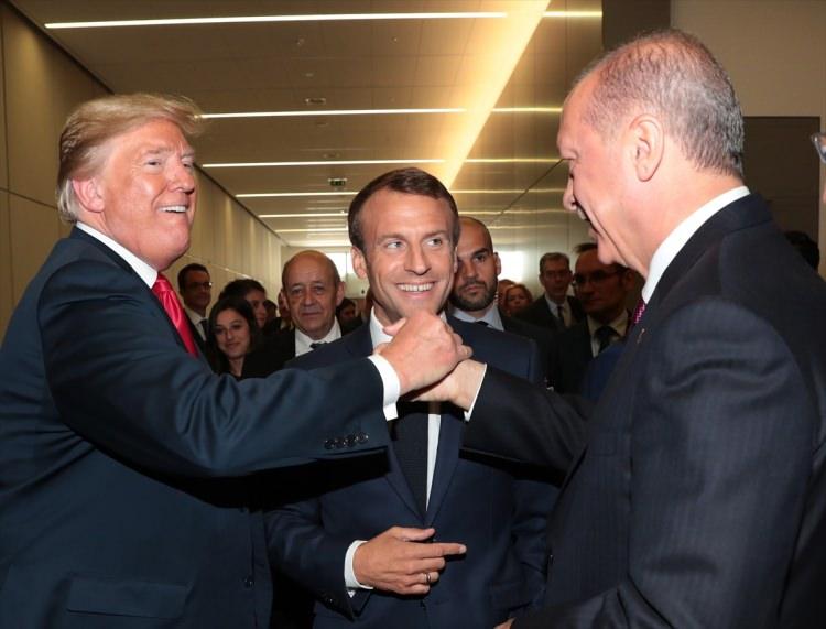 <p>Cumhurbaşkanı Recep Tayyip Erdoğan, NATO liderler zirvesinde ABD Başkanı Donald Trump ve Fransa Cumhurbaşkanı Emmanuel Macron ile samimi sohbet gerçekleştirdi. </p>
