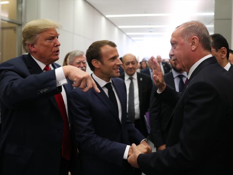 <p>Sohbet esnasında Erdoğan ve Trump'ın beden dili dikkat çekerken, Macron'un bir hayli heyecanlı ve keyifli olduğu görüldü.</p>
