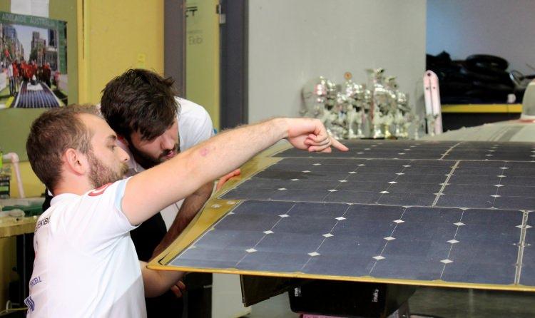 <p>Güneş enerjisiyle çalışan araçların genelde tek kişilik tasarlandığını belirten Çalık, yolcu taşıyabilen versiyonda da bir denemelerinin olduğunu aktardı.</p>