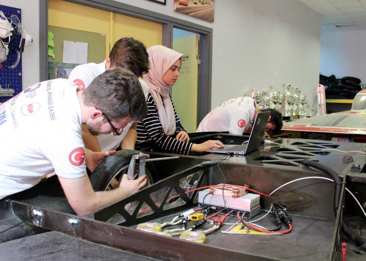 <p>Türkiye'de TÜBİTAK'ın düzenlediği yarışmalarda çok sayıda dereceleri bulunduğunu dile getiren Çalık, dünya genelinde Europe Solar Challenge ve Avustralya'da düzenlenen World Solar Challenge yarışmalarına katılan en tecrübeli ekiplerden olduklarını ifade etti.</p>
