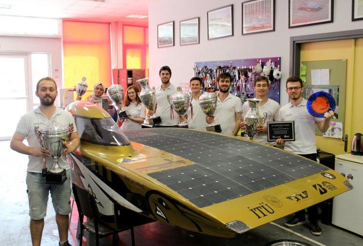 <p>Çalık, sadece güneş enerjisiyle çalışan araçları yollarda görmek için henüz erken olduğunu ancak gelecek yıllarda elektrikli taşıtların artacağını kaydetti.</p>
<p> </p>