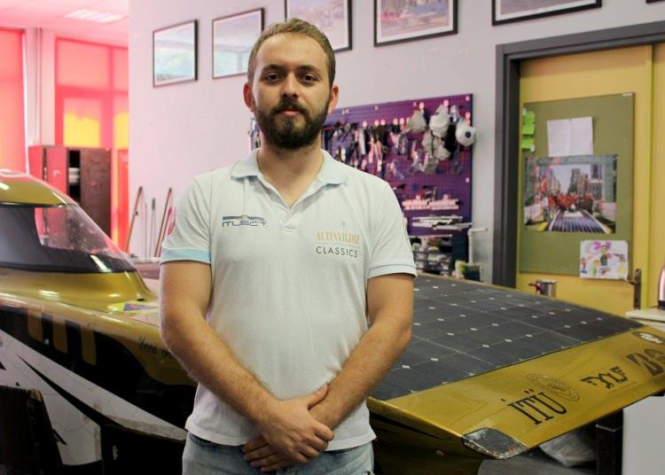 <p>Taşıtın aldığı güneş enerjisiyle akülerini şarj ettiğini ve bu yolla motora enerji gittiğini bildiren Atalay, "Şarj edilen akülerin mesafesi güneş enerjisi sayesinde uzamaktadır. Normal bir elektrikli araçtan farkı da şarj noktasında oluşuyor. Bu oluşturulan fark aracın kilometresini 350 kilometreden 700-750 kilometre mesafeye kadar çıkartmaktadır." diye konuştu.</p>