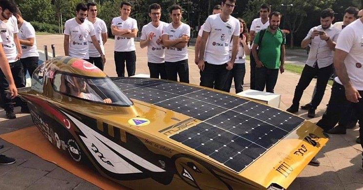 <p><strong>İTÜ Güneş Arabası Ekibi hakkında</strong></p>

<p>İTÜ Güneş Arabası Ekibi 2004 yılında kuruldu. Günümüze kadar 9 farklı araç üreten ekip, bu araçlarla ikisi uluslararası olmak üzere 22 ödül kazanarak Türkiye'nin üniversite öğrenci ekipleri arasında en fazla ödül alan ekibi haline geldi. Yarışmalarda Türkiye'yi temsil etmelerinin yanı sıra, endüstrideki aktif karşılaşılan konu ve problemleri ele alarak bu problemlere çözüm üretme çalışmalarıyla üniversite-sanayi iş birliğinde önemli rol oynuyorlar.</p>
