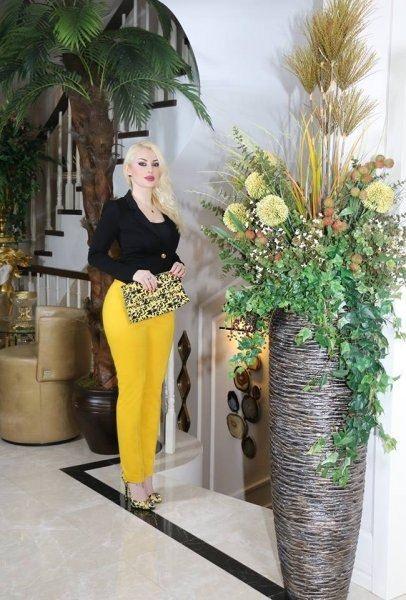 <p>AYŞE KOÇ 25 yıldan bu yana Adnan Oktar’ın arkadaş çevresinden olup, grubun reklam ve prodüksiyon çalışmalarına danışmanlık yapmaktadır.</p>
