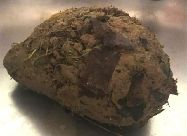 <p>Onu bulduklarında sıradan bir toprak parçası sandılar ama gerçeği görünce inanamadılar. Topraklar temizlenince içinden bakın ne çıktı.</p>