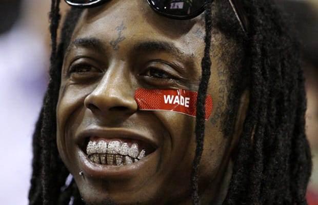 <p><strong>LİL WAYNE </strong></p>

<p>Ünlüler arasında en şaşırtan alışverişi yaoan kişilerden biri ünlü rap şarkıcısı Lil’ Wayne'dir desek abartmıl olmayız. Ünlü rapçi 150.000 bin dolarlık elmasları dişlerine taktırarak dünyadaki en pahalı dişlere sahip olmuştur. </p>
