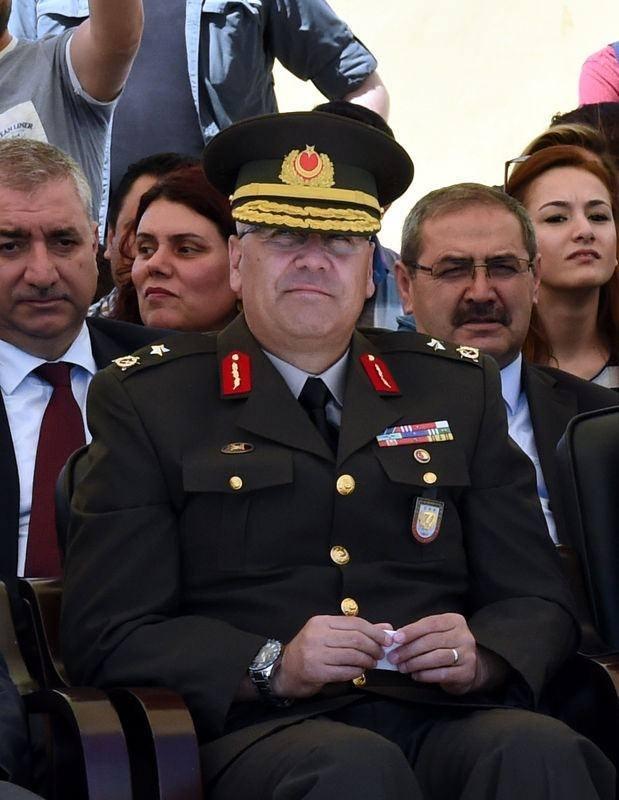 <p>Şanlıurfa Valisi Güngör Azmi Tuna, Şanlıurfa'daki 20. Zırhlı Tugay Komutanı Tuğgeneral Metin Alpcan'ı yaşanan darbe girişimiyle ilgili gözaltına alındığını bildirdi.</p>