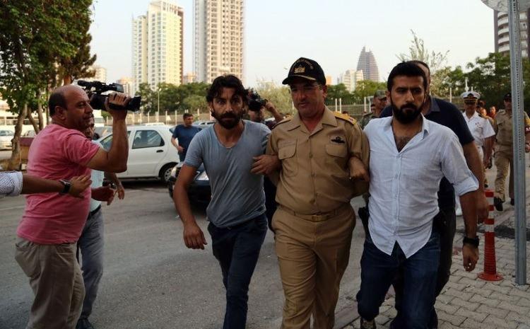 <p>Mersin Garnizon ve Akdeniz Bölge Komutanı Tuğamiral Nejat Atilla Demirhan, gözaltına alındı.</p>
