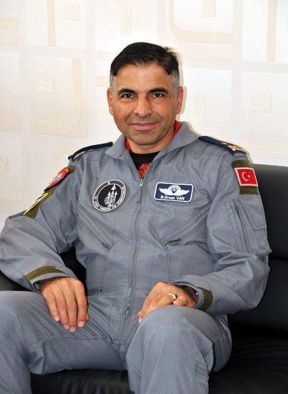 <p>Adana'daki İncirlik Hava Üssü'nde Türk 10. Tanker Üs Komutanı Tuğgeneral Bekir Ercan Van hakkında tutuklama kararı verildi.</p>