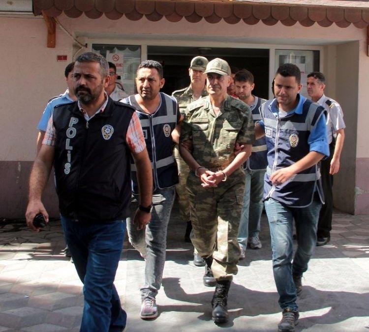 <p>Manisa Garnizon Komutanı Tuğgeneral Yavuz Ekrem Arslan (önde) ile Merkez Komutanı Albay Murat Yıldız, darbe girişimine karıştıkları gerekçesiyle emniyet güçlerince gözaltına alındı.</p>