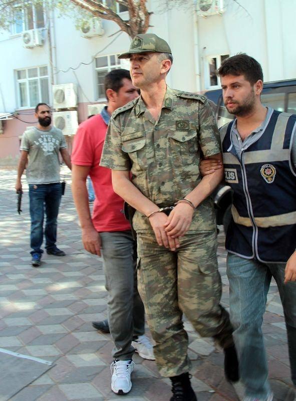 <p>Manisa Garnizon Komutanı Tuğgeneral Yavuz Ekrem Arslan ile Merkez Komutanı Albay Murat Yıldız (fotoğrafta), darbe girişimine karıştıkları gerekçesiyle emniyet güçlerince gözaltına alındı.</p>
